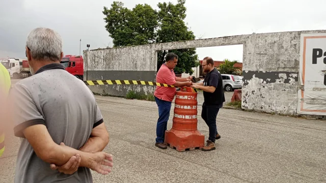 Secretaria de Urbanismo realiza interdição de pátio de caminhões de empresa por operações inadequadas
