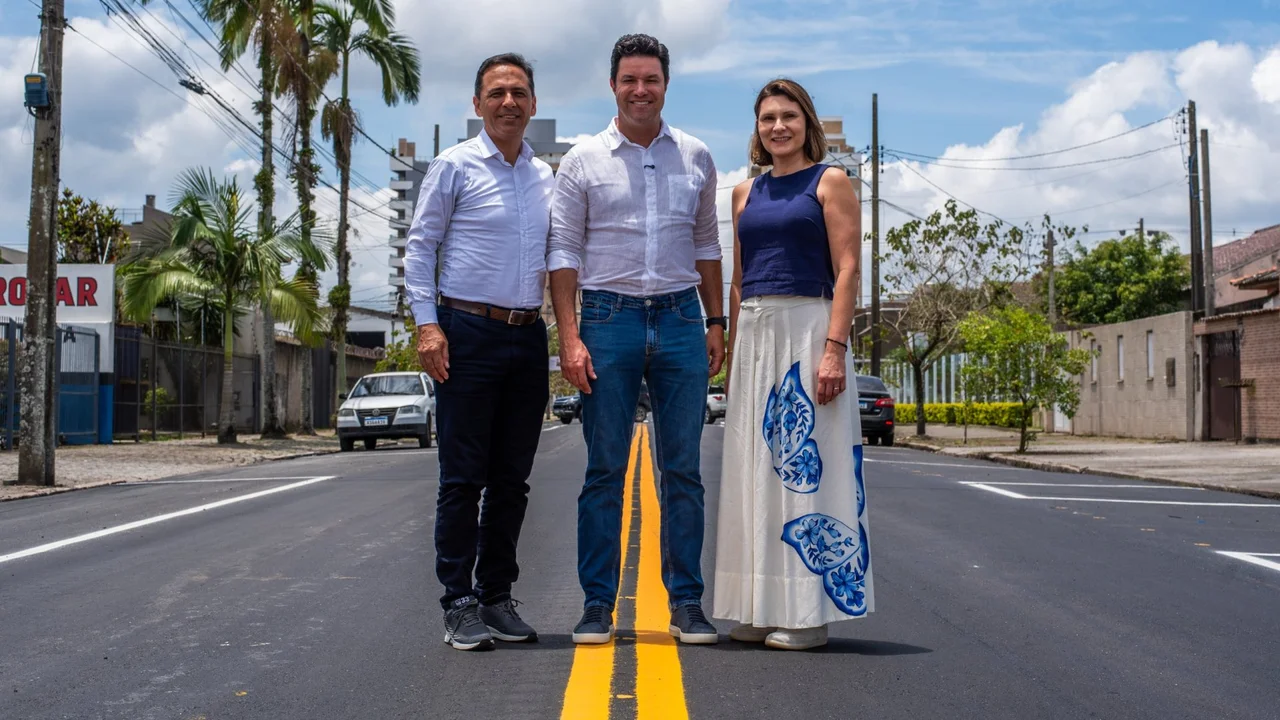Prefeito Adriano Ramos e Fabiana Parro entregam revitalização completa da Rua Professor Cleto ao lado do secretário Guto Silva