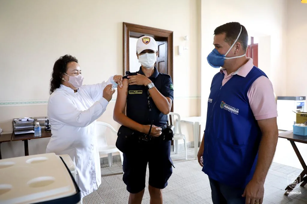 Forças de segurança recebem a primeira dose da vacina contra o coronavírus