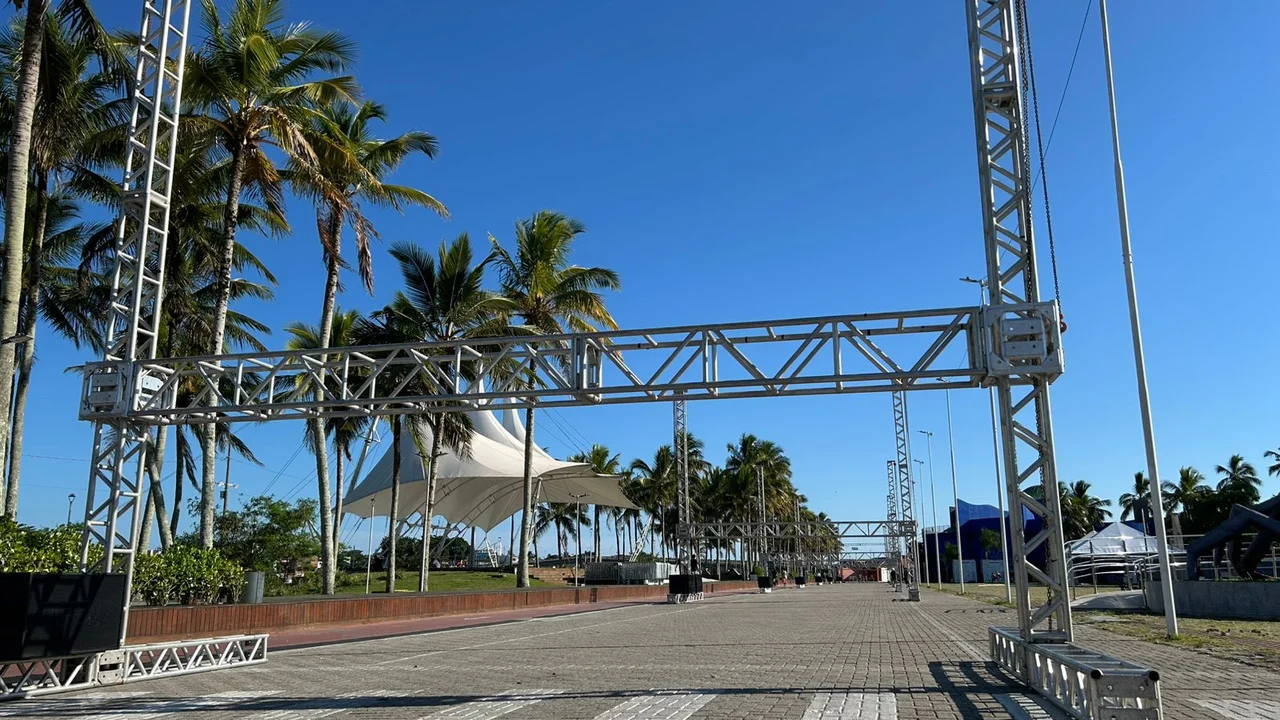 Desfile das escolas de samba acontece neste domingo
