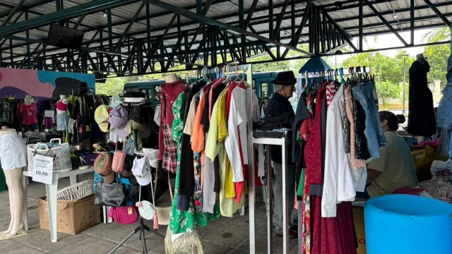 Varal Solidário em Paranaguá oferece roupas e calçados gratuitos para população em situação de vulnerabilidade