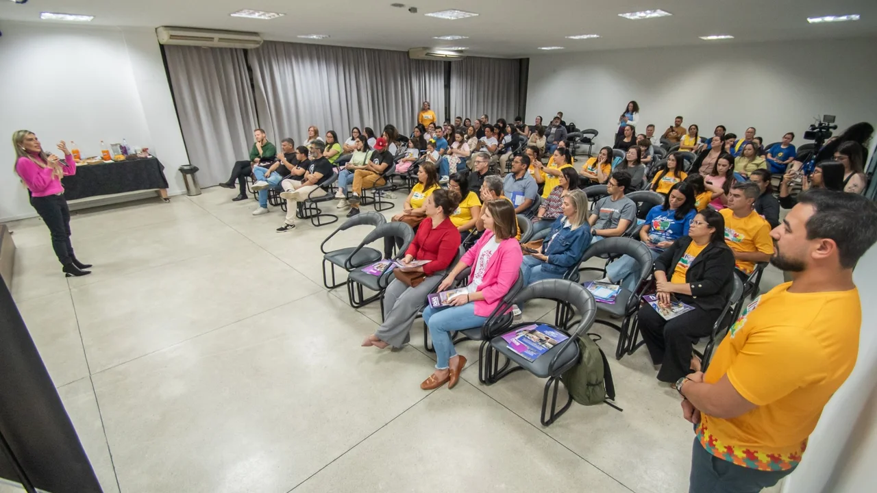 Palestra orienta famílias sobre autismo e reforça importância da rede de apoio