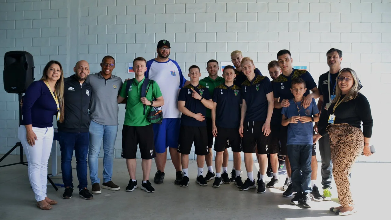 Copa Mundo do Futsal: Alunos da Escola Eva Cavani recebem visita da delegação do Torpedo Futsal, da Rússia