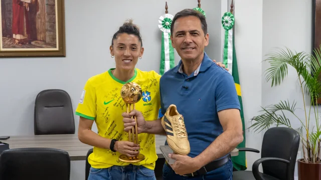 Emilly Marcondes é homenageada na Prefeitura de Paranaguá após conquistar  a Primeira Copa do Mundo de Futsal da Fifa