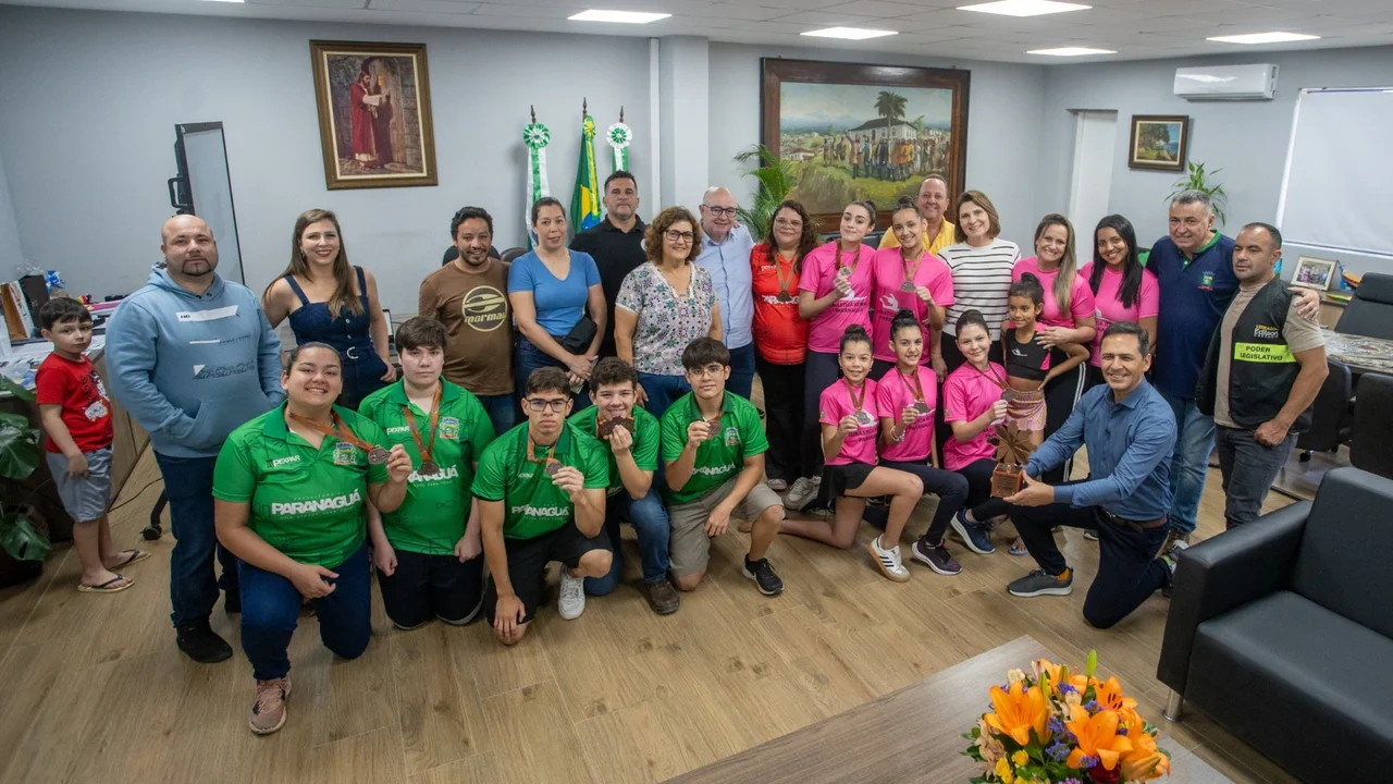 Jovens atletas de Paranaguá são recebidos pelo prefeito após conquistas nos Jogos da Juventude