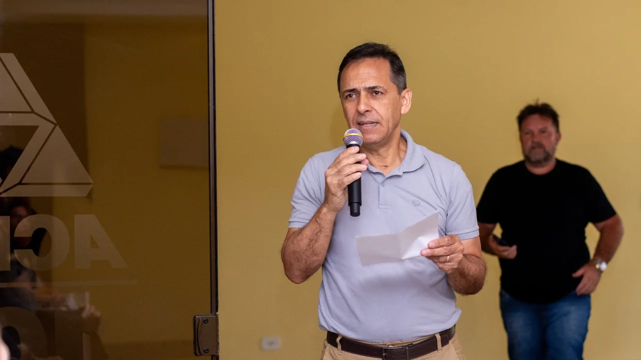 Prefeitura, empresários e caminhoneiros discutem soluções para as filas de caminhões em Paranaguá