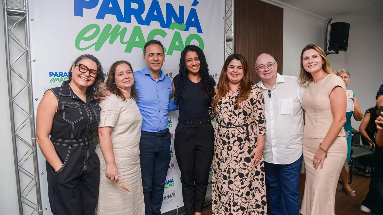 Prefeito Adriano Ramos e vice Fabiana Parro recebem homenagem durante entrega do Selo Paraná em Ação