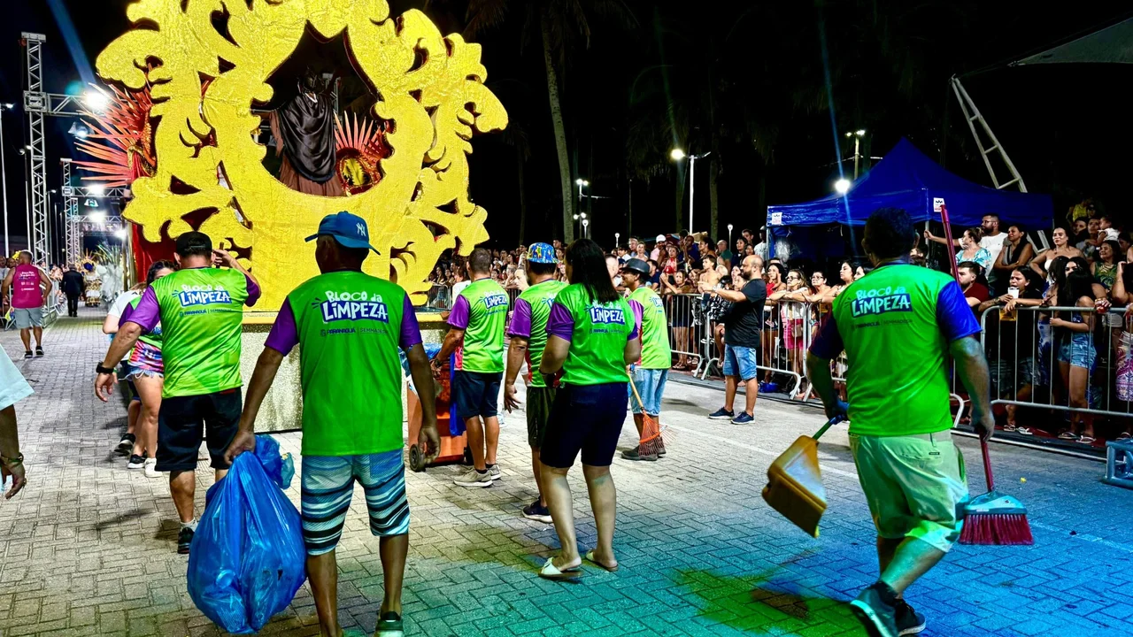 Bloco da Limpeza garante organização da avenida durante desfile das escolas de samba em Paranaguá