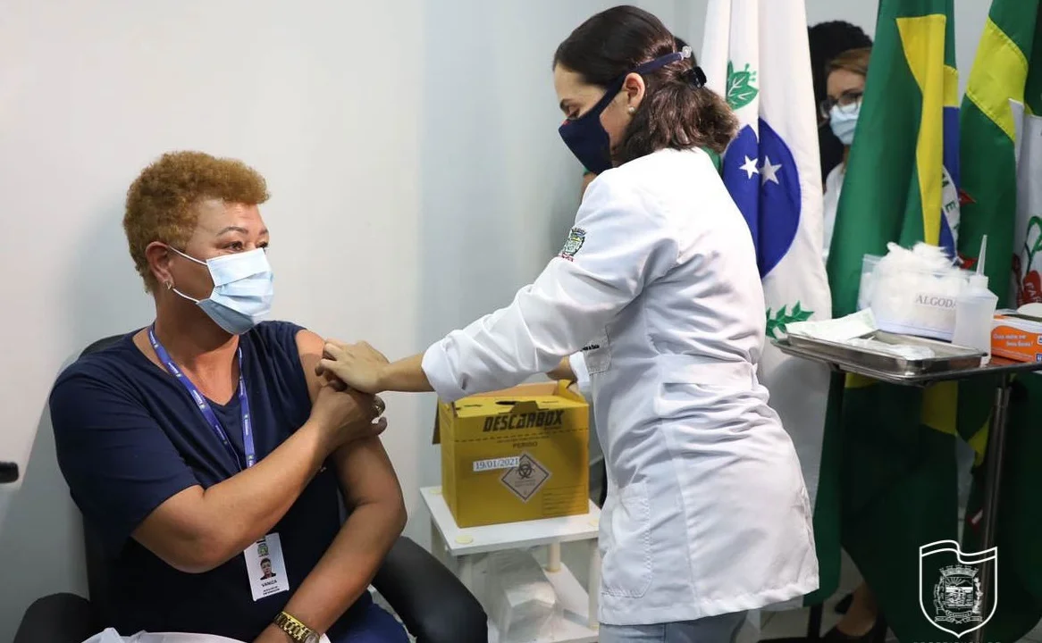 Idosos residentes em asilos começam a ser vacinados em Paranaguá