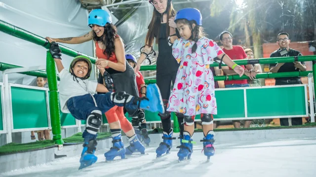 Prefeito Adriano Ramos inaugura pista de patinação no gelo
