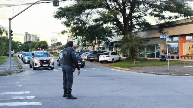 Semáforos apresentam problemas e a GCM trabalha orientando cruzamento 