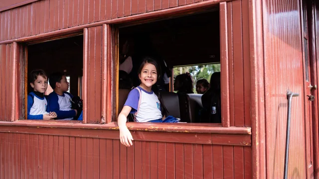 Alunos da rede municipal de ensino viram turistas em passeio no Trem Caiçara