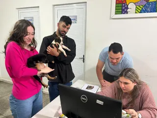 Feira no Canil Municipal de Paranaguá garante novos lares para 18 cães