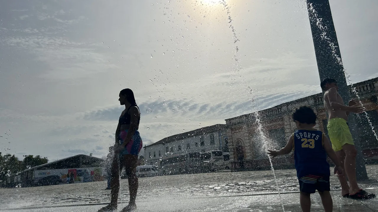 Turistas aproveitam chafariz interativo para refrescar na Praça Mario Roque