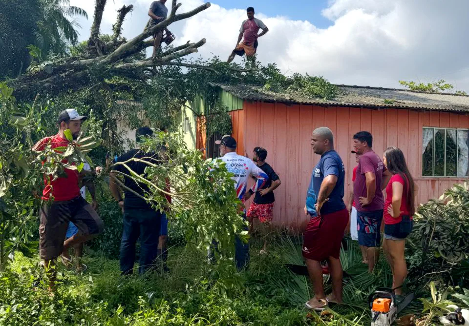 Defesa Civil presta atendimento após vendaval na Ilha do Amparo