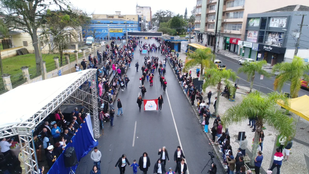 Desfile Cívico Escolar marca as comemorações dos 375 anos de Paranaguá