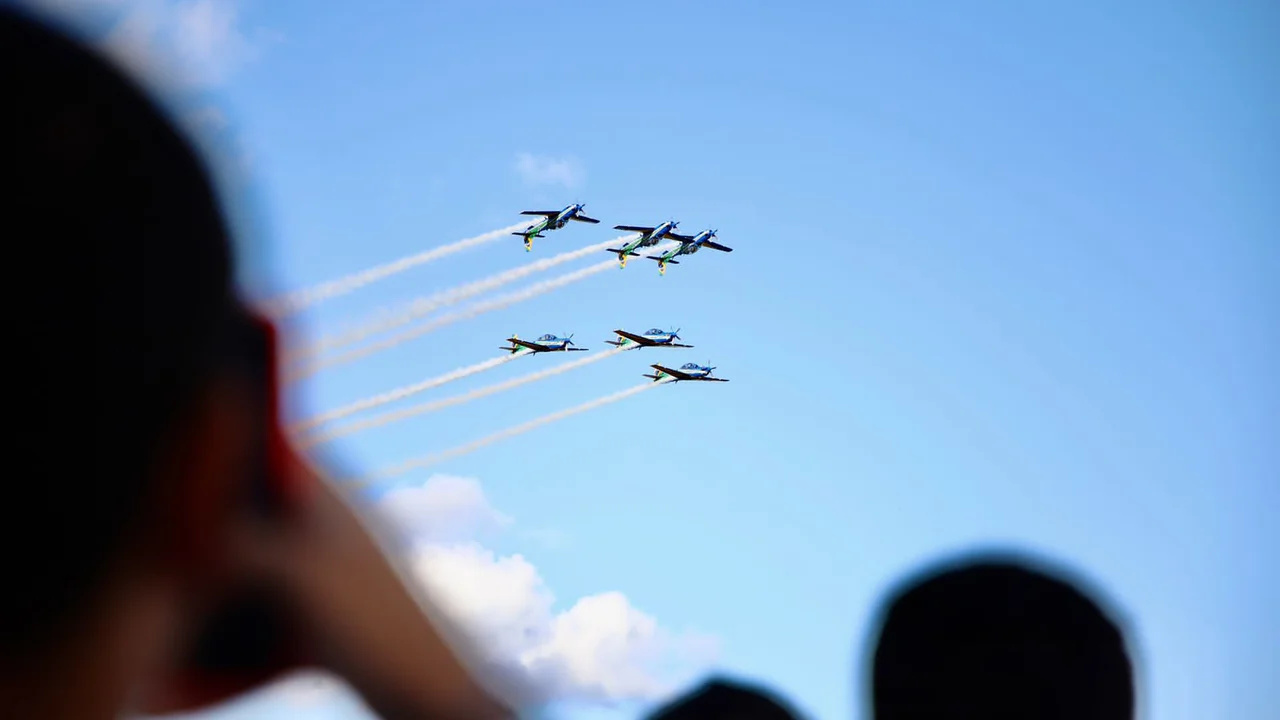 Esquadrilha da Fumaça sobrevoa Paranaguá após 17 anos