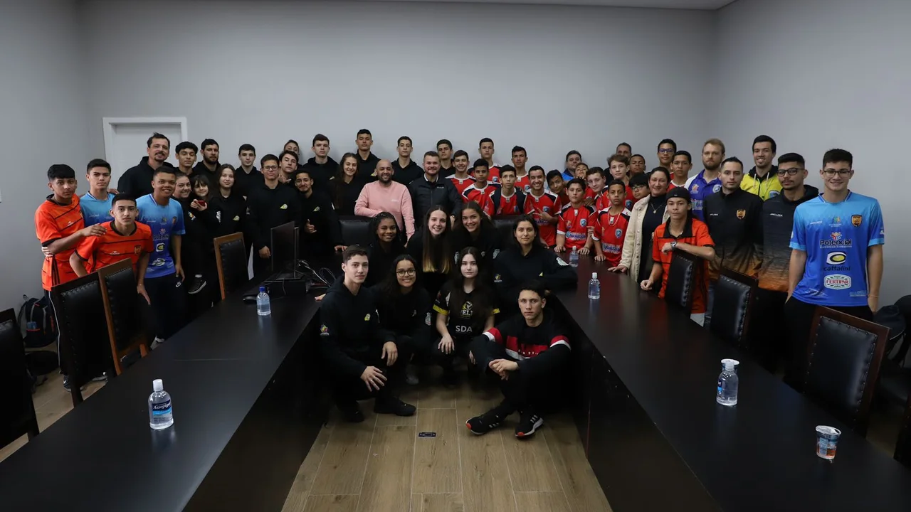 Prefeito Marcelo Roque recebe equipes de futsal, handebol e vôlei que foram medalhistas nos Jogos da Juventude 2022