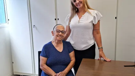 Dona Maria (sentada) ao lado da secretária da Fazenda e Orçamento, Verônica Marodim Marques
