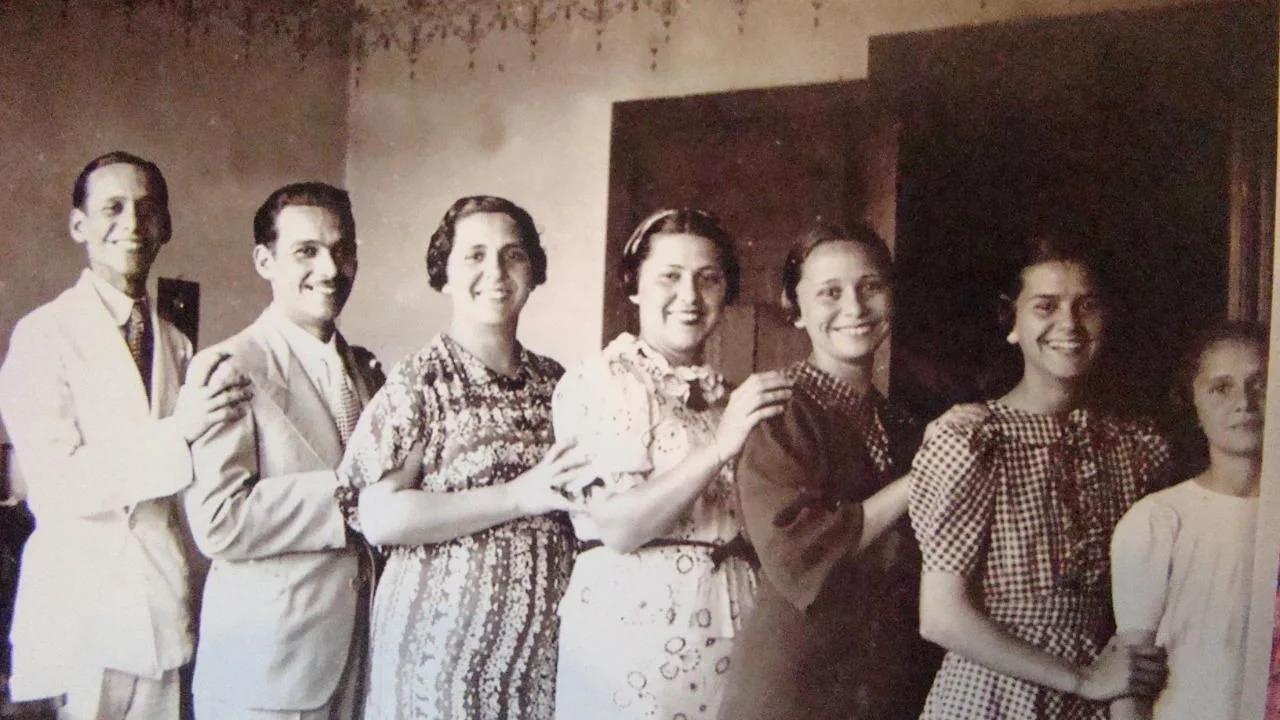 Neta de Célia de Souza Guetter visita a Estação Ferroviária de Paranaguá.