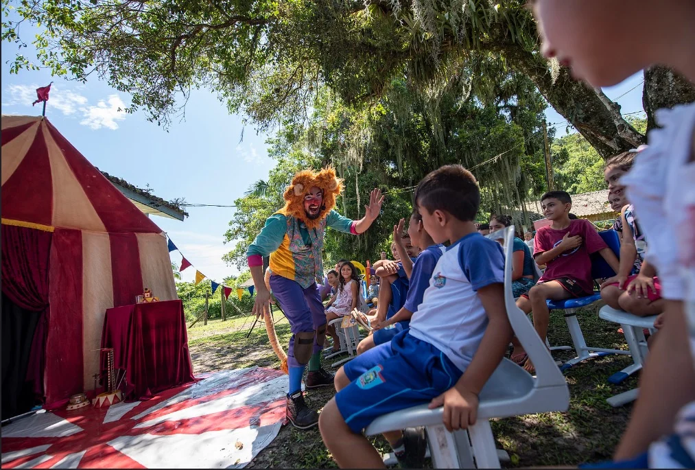 Projeto Ilha Arte e Palhaçaria é levado às escolas públicas nas ilhas