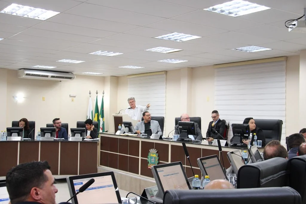 Secretário de Obras de Paranaguá expõe falhas e entraves da Avenida Atílio Fontana em sessão na Câmara