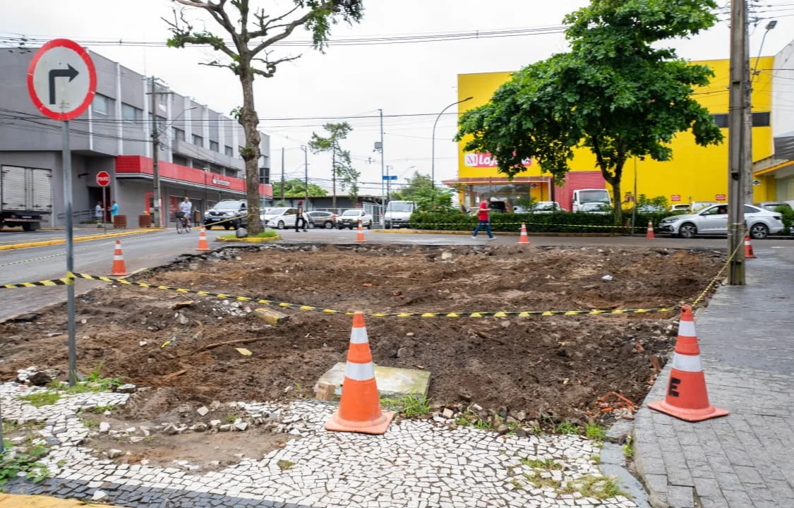 Prefeitura de Paranaguá reorganiza ponto de táxi próximo ao Banco do Brasil durante obras e reforça diálogo com a categoria