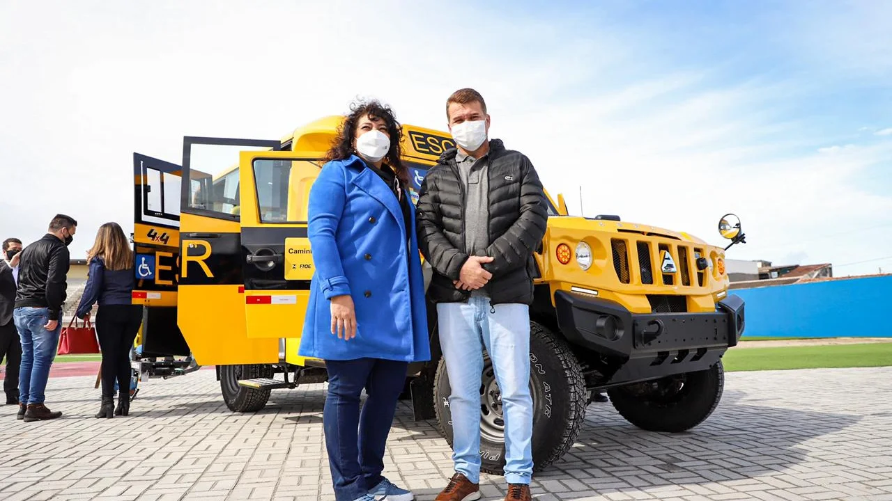 Paranaguá recebe veículo para transporte escolar