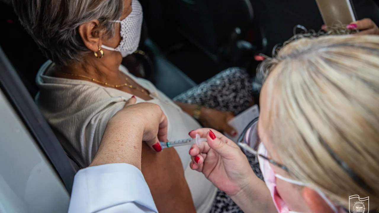 Pessoas com 79 anos receberão a vacina contra a Covid-19 a partir de sexta-feira, 12