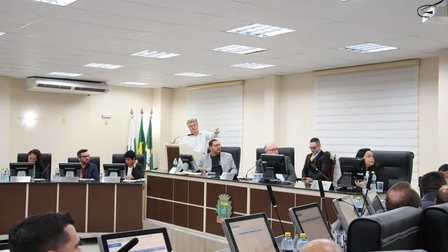 Secretário de Obras de Paranaguá expõe falhas e entraves da Avenida Atílio Fontana em sessão na Câmara