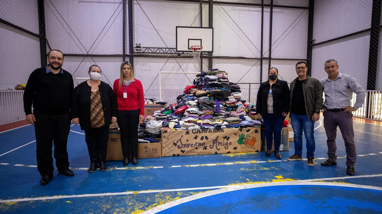 Colégio arrecada 6 mil peças de roupas e repassa a Prefeitura de Paranaguá