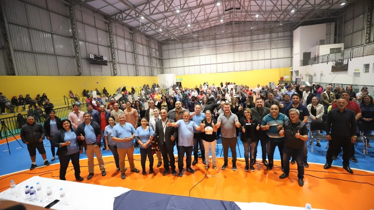 Moradores no Jardim Esperança recebem matrículas de imóveis
