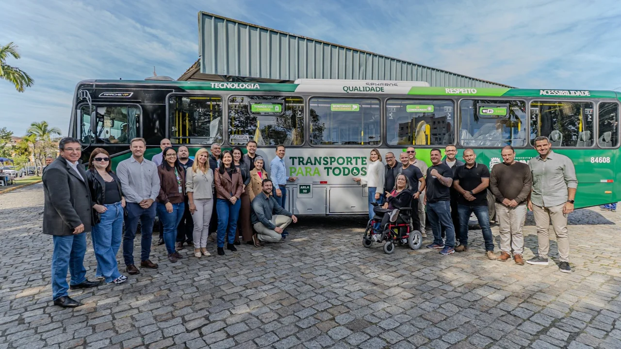 Prefeitura de Paranaguá apresenta novo modelo de ônibus que integra renovação da frota do transporte coletivo