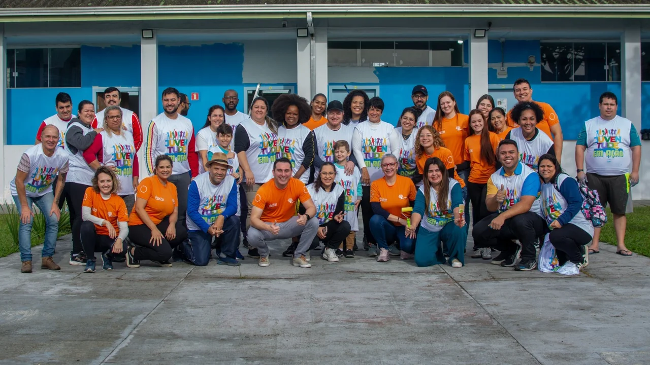 Juventude em Ação transforma escola de educação especial com pintura, limpeza e plantio de árvores