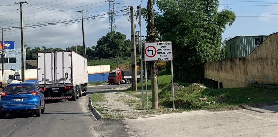 Superintendência Municipal de Trânsito instala placas regulamentadoras na Avenida Atílio Fontana