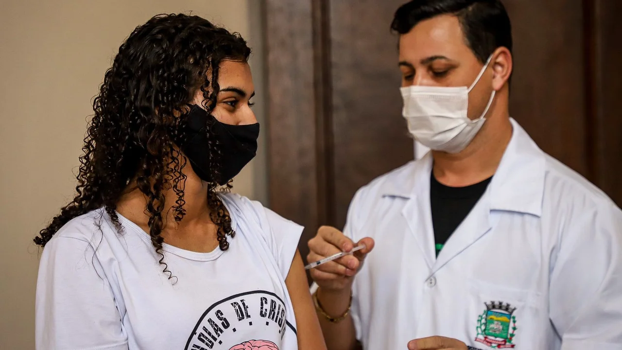 Baixou a faixa etária: adolescentes com 13 anos ou mais idade
