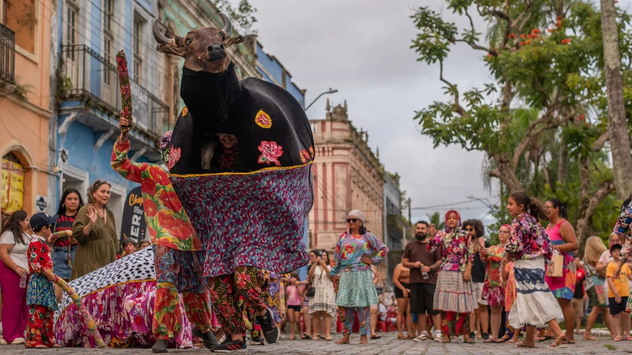 Carnaval de Paranaguá une tradição e fé com cortejo do Boi de Mamão na Rua da Praia