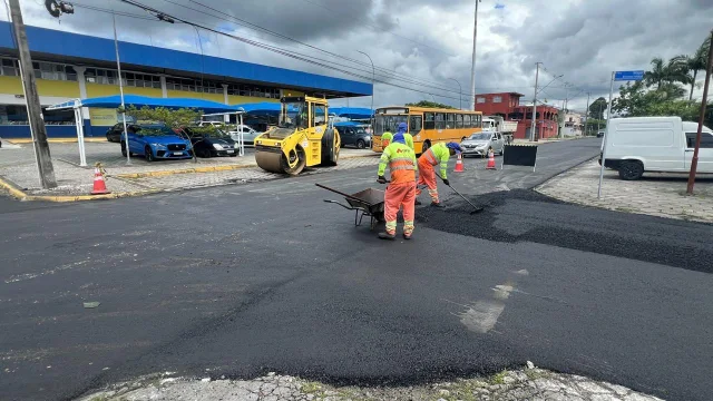 Prefeitura de Paranaguá avança com obras de pavimentação nas ruas Arthur de Souza Costa com Major Ernani, e sinalização viária  na Manoel Corrêa recém asfaltada