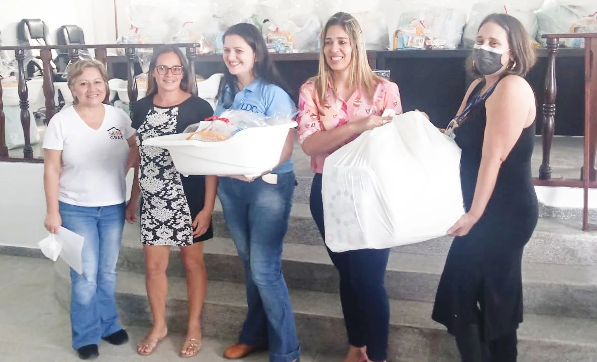 Prefeitura entrega 17 kits maternidade