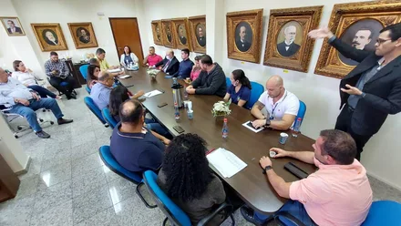 Vereadores puderam fazer uma série de perguntas quanto aos atendimentos e procedimentos realizados pela secretaria. (foto Asscom Câmara Municipal)