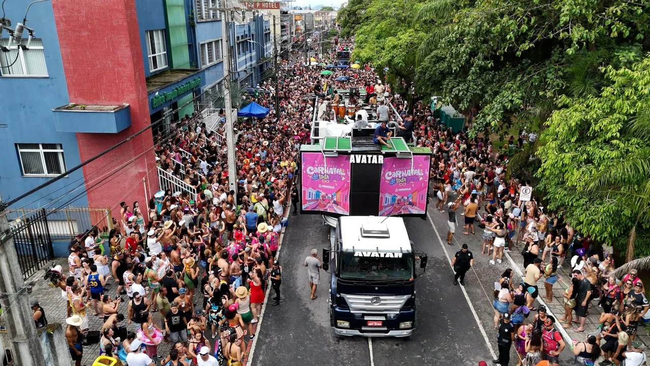 Banho à Fantasia reúne 50 mil pessoas no Pré-Carnaval de Paranaguá