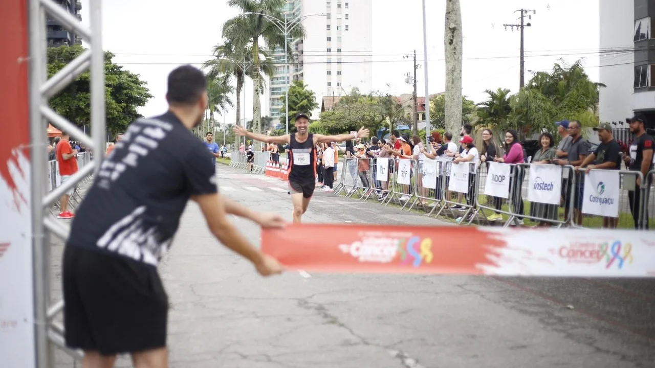 Cerca de 500 pessoas participam da 9ª Corrida e Caminhada Contra o Câncer