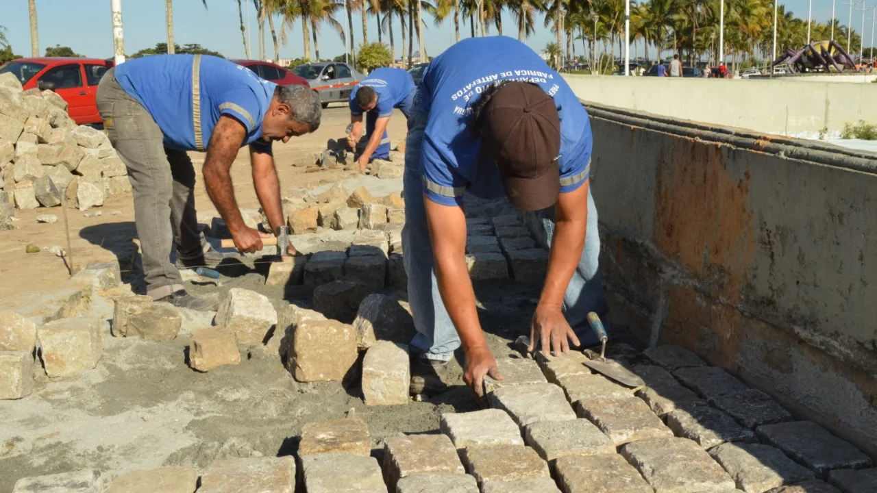 Secretaria de Obras faz manutenção na Praça Mário Roque