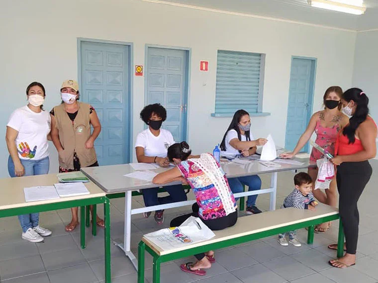 Profissionais da Secretaria de Assistência Social fazem cadastro das comunidades insulanas de Paranaguá