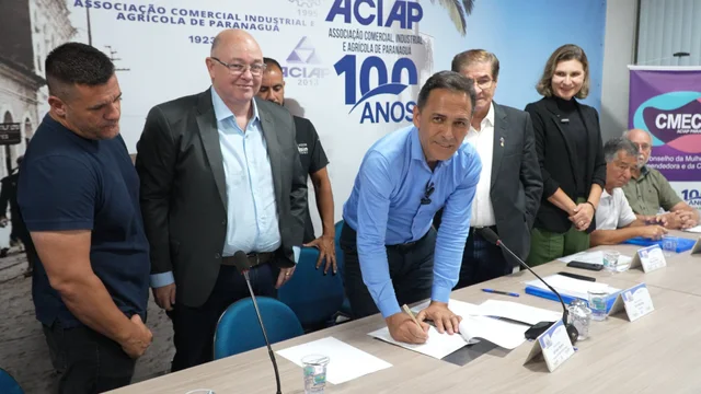 Prefeito e vice anunciam leis que destravam desenvolvimento de Paranaguá
