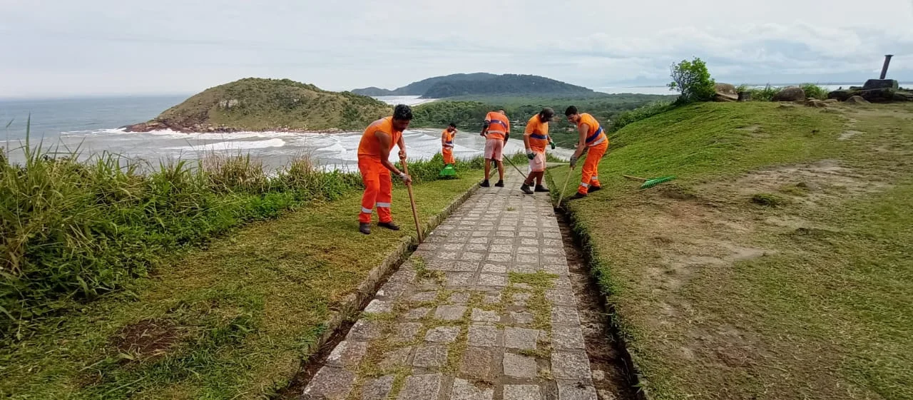 Equipe atua na limpeza do Farol da Ilha do Mel