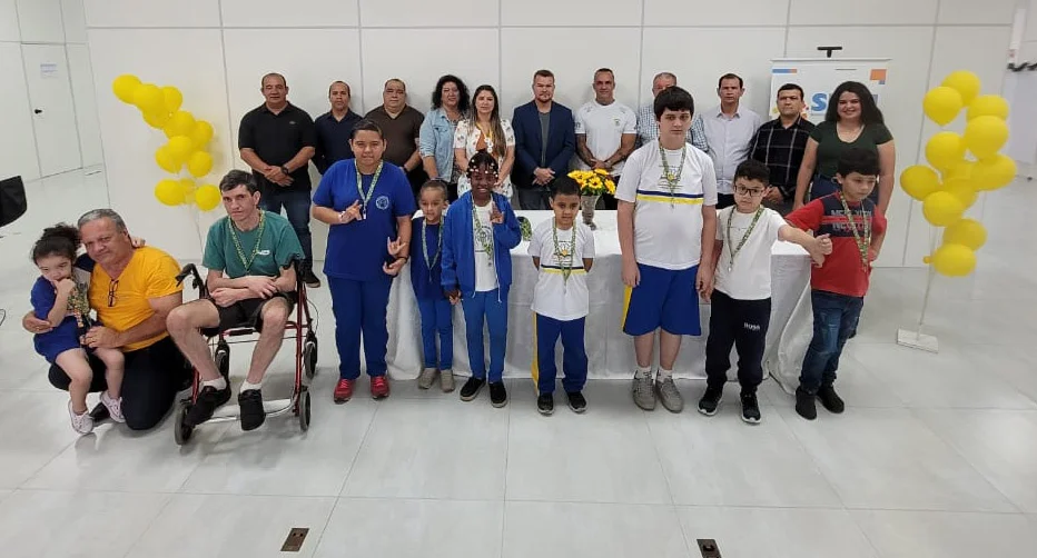 Cordão de girassol é entregue a pessoas com deficiências não visíveis em Paranaguá