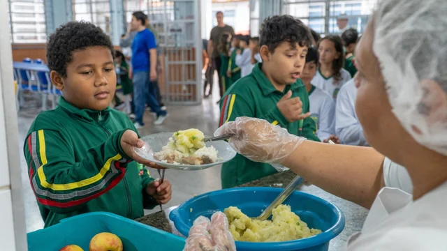 Dia das Merendeiras: o protagonismo de quem prepara e serve 21 mil refeições por dia em Paranaguá