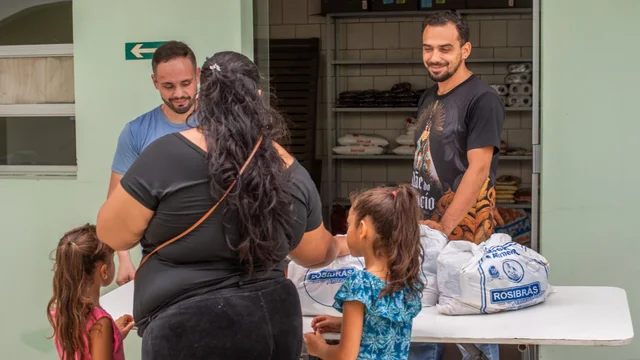 Parceria entre Prefeitura e Santuário do Rocio garante cestas básicas a famílias em situação de vulnerabilidade