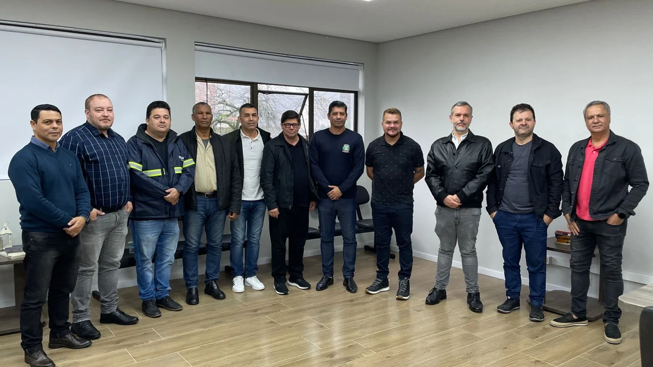 Prefeito e Intersindical reunidos para tratar da convenção coletiva e renovação cadastral